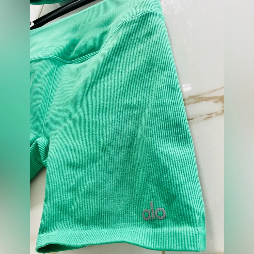 ALO set Seamless Ribbed Favorite Bra Tank+ seamless ribbed favorite shorts green - Picture 10 of 16